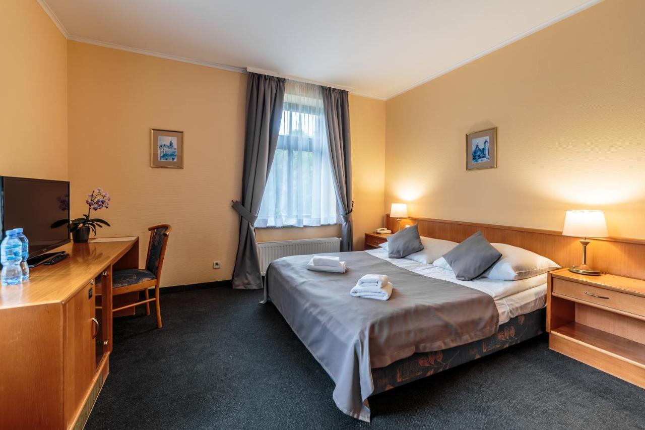 Hotel Fenix 옐레니아구라 외부 사진