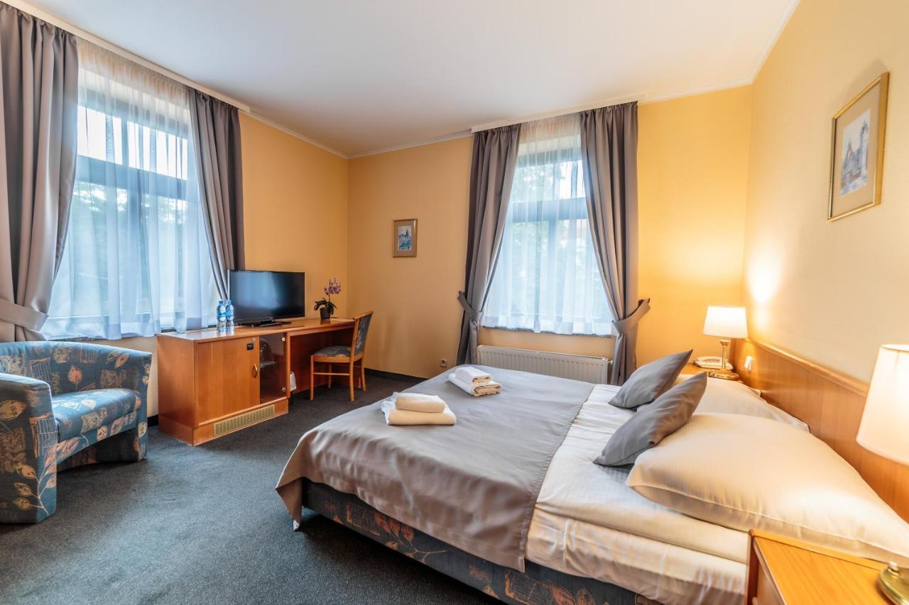 Hotel Fenix 옐레니아구라 외부 사진