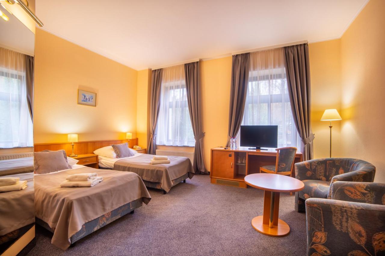 Hotel Fenix 옐레니아구라 외부 사진
